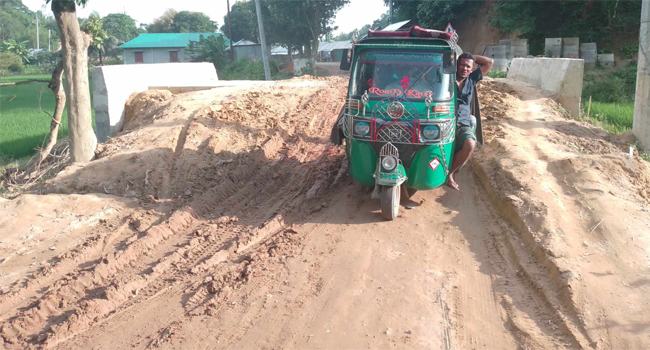 লক্ষ্মীছড়িতে কালভার্টের কাজ শেষ না করায় বাস চলাচল বন্ধ