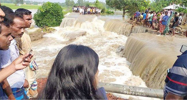 রাণীনগর ও আত্রাই বেড়িবাঁধ ভেঙ্গে পানিবন্দি দেড় হাজার পরিবার