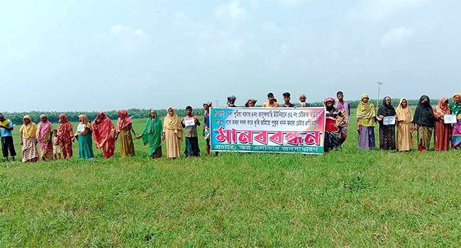 পুঠিয়ায় পুকুর খনন করার প্রতিবাদ