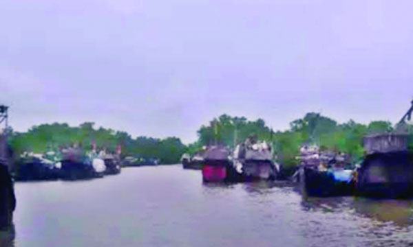 সাগরে  বৈরী আবহাওয়ায় উপকূলে ফিরছে ফিশিংবোট বহর