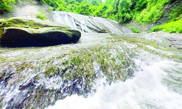 নাপিত্তাছড়া ঝরনায় মুগ্ধ হবেন যে কেউ