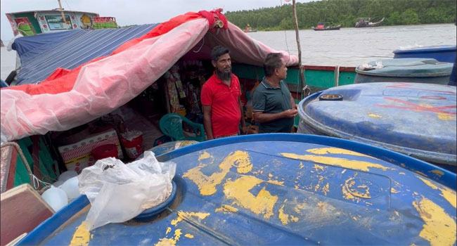 সাগরের বুকে বিস্ময়কর ভাসমান দোকান, পাওয়া যায় সবকিছু