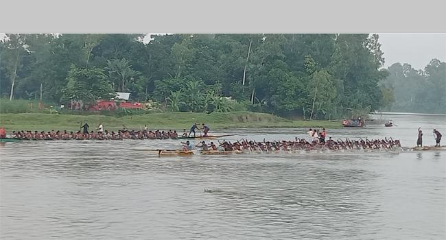 রায়গঞ্জে ঐতিহ্যবাহী নৌকাবাইচ প্রতিযোগিতা অনুষ্ঠিত
