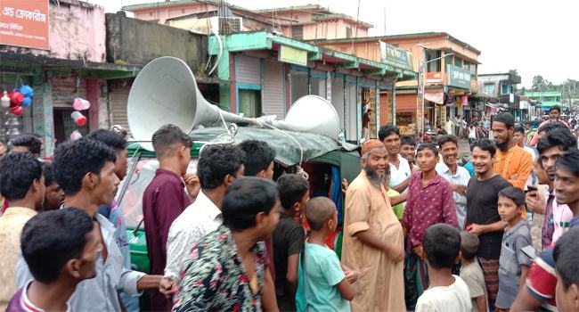 হাতিয়ায় পাওনা টাকার দাবিতে দৃষ্টি প্রতিবন্ধীর মাইকিং