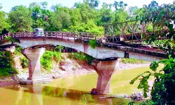 কমলগঞ্জ-মৌলভীবাজার সড়কে সরাসরি যান চলাচল বন্ধ