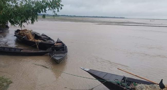 বিপৎসীমার নিচ দিয়ে প্রবাহিত হচ্ছে তিস্তার পানি