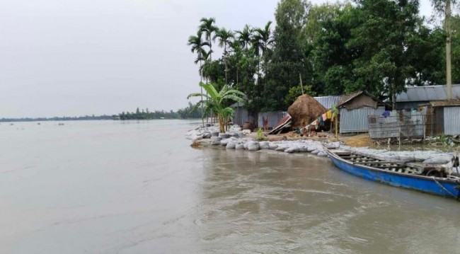 কুড়িগ্রামে তিস্তার পানি বিপৎসীমার উপরে, আতঙ্কে নদী পাড়ের মানুষ