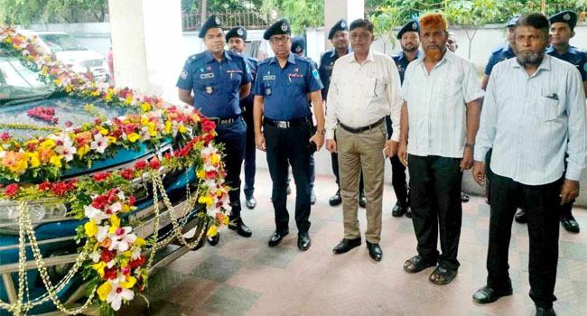 সহকর্মীদের ভালোবাসায় সিক্ত হয়ে অবসরে ফতুল্লা পুলিশের ১ এসআই ২ কনস্টেবল