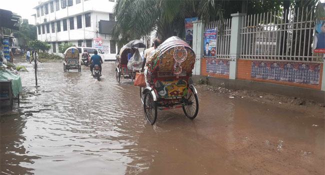 কুষ্টিয়া শহরের সড়কগুলো তলিয়ে গেছে পানিতে