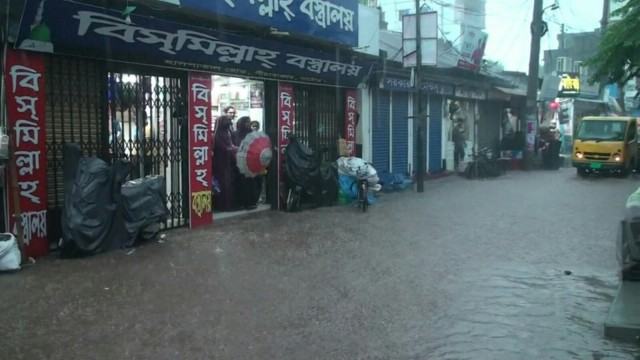 নাটোর শহরে অব্যাহত ভারী বর্ষণে অধিকাংশ এলাকায় জলাবদ্ধতা, ভোগান্তিতে সাধারণ মানুষ