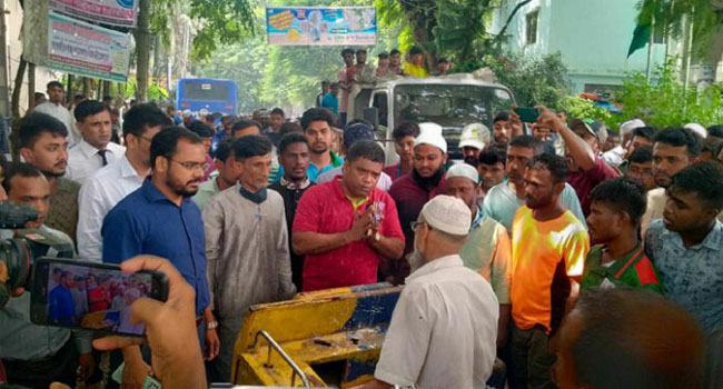 কক্সবাজারে অবৈধ ফুটপাত দখলমুক্ত করতে মাঠে নেমেছেন পৌর মেয়র