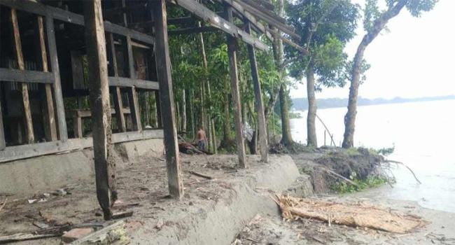 ঝালকাঠিতে সুগন্ধার ভাঙন কেড়ে নিল বিধবার শেষ সম্বল