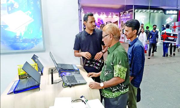 ক্রেতা-বিক্রেতার পদচারণায় মুখর কম্পিউটার সিটির মেলা