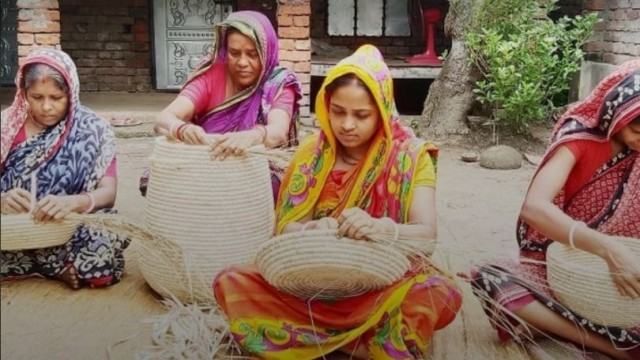 ইউরোপ-আমেরিকায় যাচ্ছে সাতক্ষীরায় নারীদের বোনা খড় ও খেজুরপাতার পণ্য