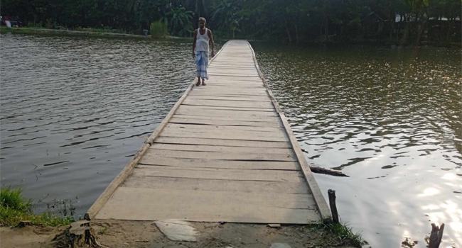 একটি সেতুর অভাবে দুর্ভোগ কাটছে না গ্রামবাসীর