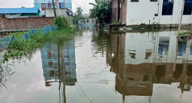 ফতুল্লায় পানিবন্দী লাখো মানুষ, চরম দুর্ভোগ