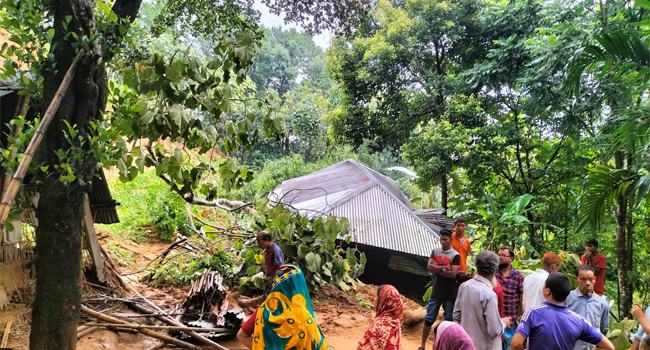 জৈন্তাপুরে টিলা ধসে মাটিচাপায় ৩ বসতঘর ক্ষতিগ্রস্ত
