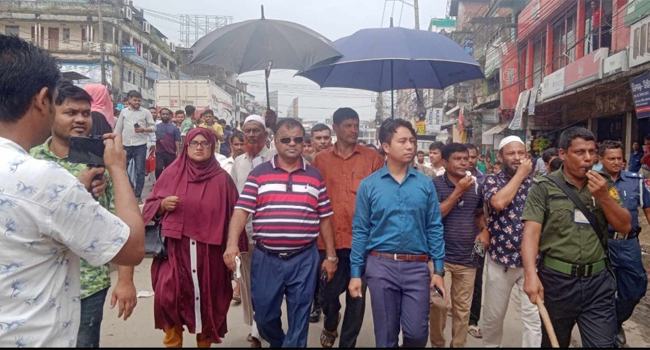 চকরিয়ায় যৌথ অভিযান, ৫ শতাধিক ভাসমান দোকান উচ্ছেদ