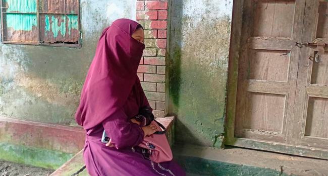 স্ত্রীর স্বীকৃতির দাবিতে প্রবাসীর বাড়িতে তরুণীর অবস্থান