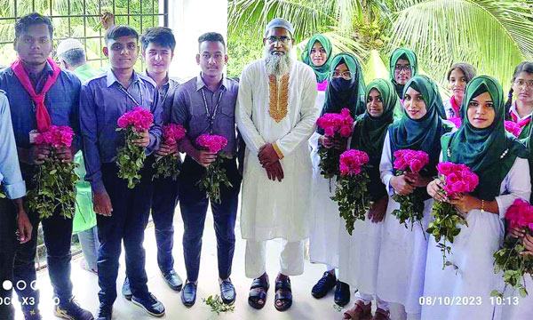 কলেজ আঙিনায় ফুলের সৌরভ