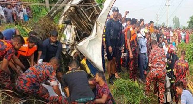 মানিকগঞ্জে বাসের ধাক্কায় লেগুনাচালক-সহ নিহত ৪