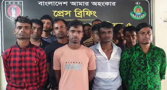 আত্রাইয়ে ১৪ ডাকাতকে হাতেনাতে গ্রেফতার করেছে র‌্যাব