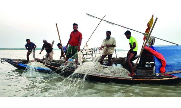 নিষেধাজ্ঞায় চিড়েচ্যাপ্টা উপকূলের জেলেরাৎ