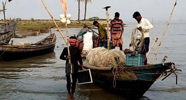 ঘাটে ফিরেছে নৌকা-ট্রলার : ইলিশ ধরা বন্ধ ২ নভেম্বর পর্যন্ত
