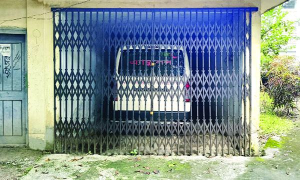 গুরুদাসপুরে ৮ মাস ধরে তালাবদ্ধ দু’টি সরকারি অ্যাম্বুলেন্স