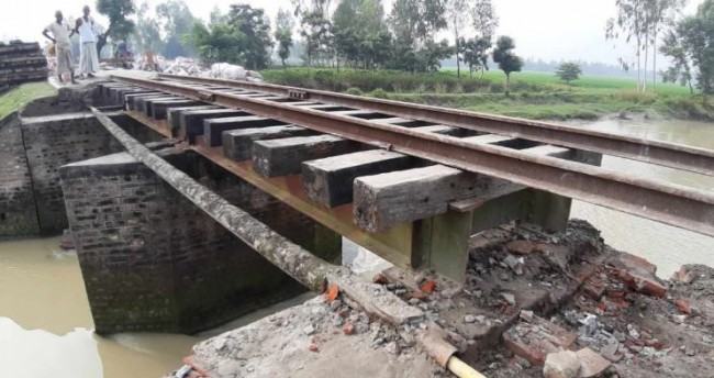 কুড়িগ্রামের সাথে রেল যোগাযোগ সাময়িকভাবে বন্ধ, বিকল্প পথে চলছে ট্রেন