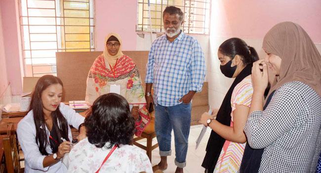 নারায়ণগঞ্জে ৮০০ কিশোরীকে জরায়ুমুখ ক্যান্সার প্রতিরোধ টিকা প্রদান