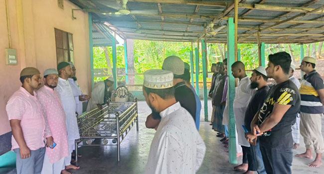 মিরসরাইয়ে বেওয়ারিশ লাশের দাফন করলেন ইউপি চেয়ারম্যান