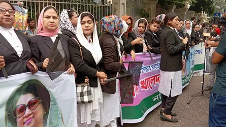 খালেদা জিয়ার বিদেশে চিকিৎসার দাবিতে নারী আইনজীবীদের সমাবেশ