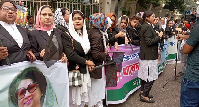 খালেদা জিয়ার বিদেশে চিকিৎসার দাবিতে নারী আইনজীবীদের সমাবেশ