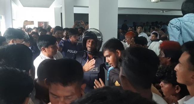বড়াইগ্রামে আ’লীগের সভায় উত্তেজনা-হাতাহাতি