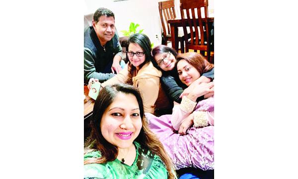 আড্ডায় কুমকুম, টনি, তারিন, প্রিয়া ও রিচি