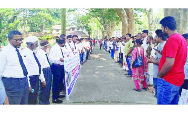 আমতলীতে আইনজীবীর শিশুকন্যাকে হত্যাচেষ্টায় জড়িতদের গ্রেফতার দাবি