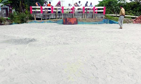 লৌহজংয়ে বুড়দিয়া খালে পানি নিষ্কাশনের পথ ভরাট : জলাবদ্ধতার আশঙ্কা