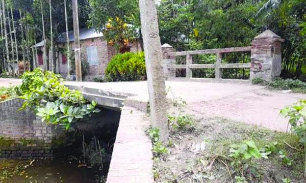 সাদুল্লাপুরের কামারপাড়া রেলগেট- কলেজ মোড় সড়ক ও সেতুর বেহাল দশা