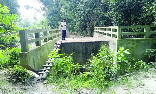 উজিপুরে সংযোগ সড়কের অভাবে কাজে আসছে না কোটি টাকার কালভার্ট