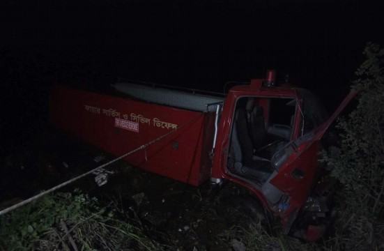 ফতুল্লায় আগুন নেভাতে যাওয়ার পথে ফায়ার সার্ভিসের গাড়ি খাদে, স্টেশন অফিসার আহত