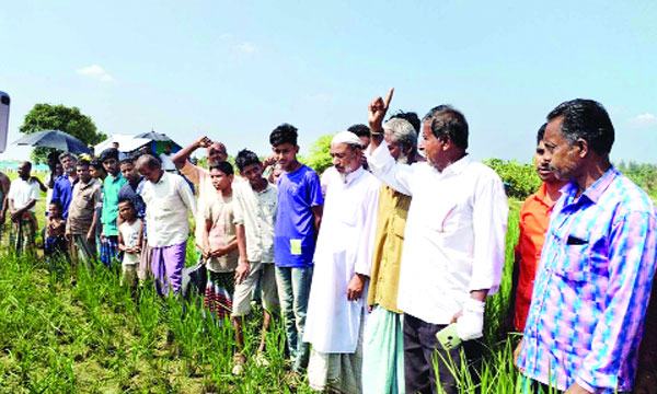 সোনাগাজীতে ৩ ফসলি জমিতে আশ্রয়কেন্দ্র : প্রতিবাদে এলাকাবাসীর মানববন্ধন