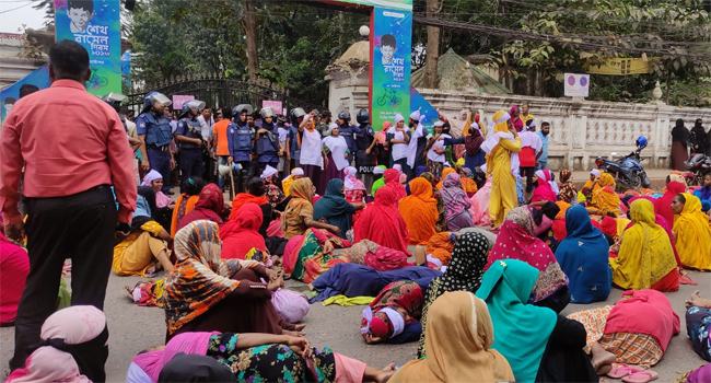 গাজীপুরে মাথায় কাফনের কাপড় বেঁধে পোশাকশ্রমিকদের বিক্ষোভ