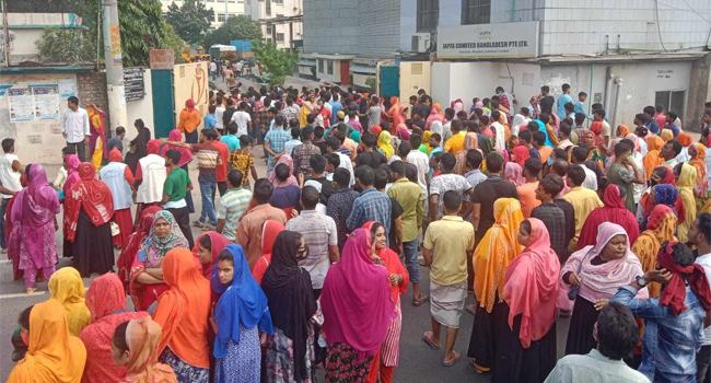 কালিয়াকৈরে বেতন বৃদ্ধির দাবিতে শ্রমিক বিক্ষোভ ও ভাঙচুর