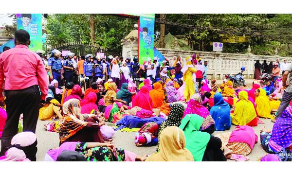 গাজীপুরে কাফনের কাপড় বেঁধে পোশাক শ্রমিকদের বিক্ষোভ