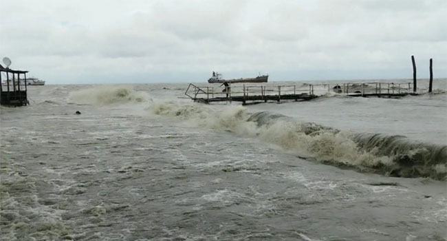 ঘূর্ণিঝড় হামুনের প্রভাবে হাতিয়ার সাথে নৌ যোগাযোগ বন্ধ