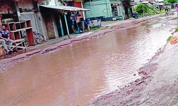 চৌগাছার পুড়াপাড়া বাজারে একটু বৃষ্টিতেই স্থায়ী জলাবদ্ধতা