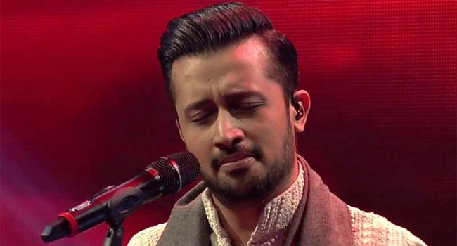 আতিফ আসলামের কনসার্টে টাকা নিক্ষেপ, ভক্তের সাথে আচরণে মুগ্ধ বিশ্ব (ভিডিও)
