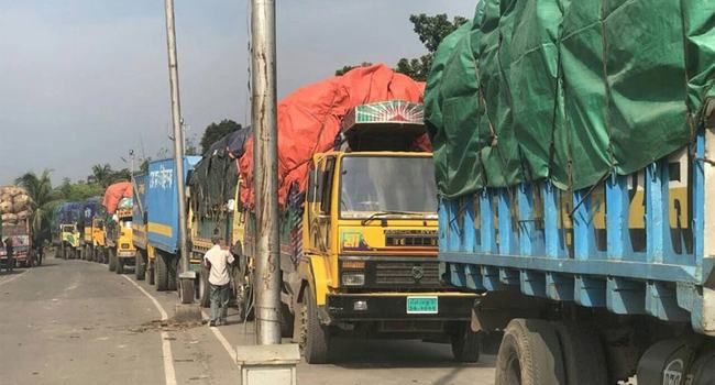 ৪ দিন বন্ধ থাকার পর বেনাপোল দিয়ে আমদানি-রফতানি শুরু
