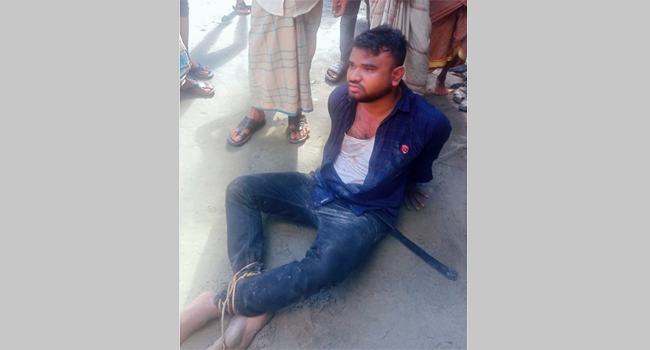 নোয়াখালীতে প্রাইভেট শিক্ষককে গণপিটুনি দিয়ে পুলিশে সোপর্দ